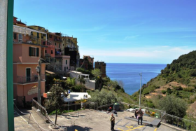 Vista sulla piazzetta del villaggio - CECIO Ristorante Camere