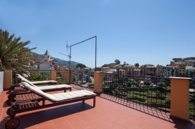 Common terrace with sunbeds and view - CECIO Ristorante Camere